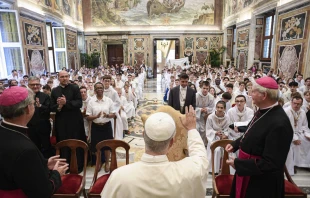León XIV saluda a monaguillos franceses durante una audiencia en Roma. Crédito: Vatican Media.