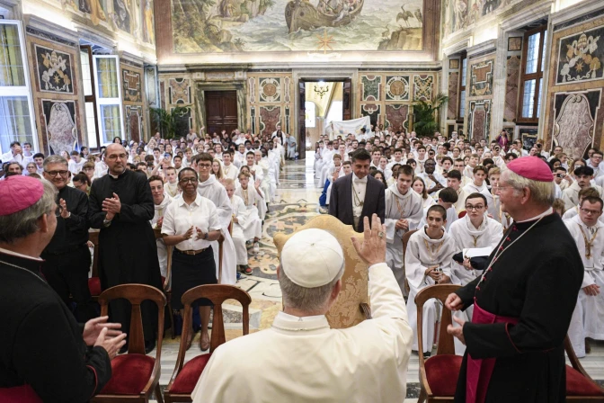 León XIV saluda a monaguillos franceses durante una audiencia en Roma.