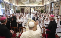 León XIV saluda a monaguillos franceses durante una audiencia en Roma.