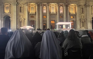 Fieles rezan el Rosario por el Papa Francisco Crédito: Almuena Martínez-Bordiú/ ACI Prensa