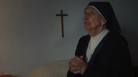 Una monja protagoniza una campaña publicitaria del Atlético de Madrid.