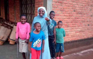 La Hermana Josephine Toyi con los niños en la pastoral que lleva a cabo. Crédito: ACN.