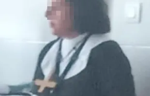 Una de las dos profesoras que se disfrazó de monja y se burló de los cristianos el 8M de 2024 en Requena (España). Crédito: Abogados Cristianos.