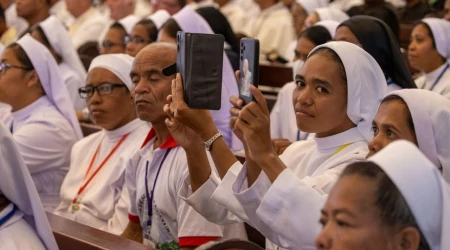 Una monja sigue el discurso del Papa Francisco a los obispos, el clero y los catequistas en la Catedral de la Inmaculada Concepción en Dili (Timor Oriental).