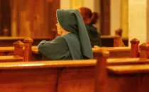 Imagen referencial de una monja rezando.