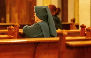 Imagen referencial de una monja rezando. Crédito: Alex Quezada / Pexels