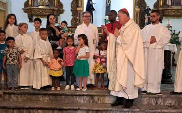 Cardenal Ángel Fernández Artime en diálogo con la comunidad. Crédito: Cortesía P. Ricardo Alberto Sola