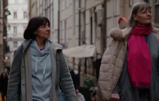 “Monjas contra el Vaticano” incluye las historias detalladas de Gloria Branciani (izquierda) y Mirjam Kovac, dos de los tres exmiembros de la Comunidad Loyola en Eslovenia en la década de 1980 y principios de 1990, cuando el P. Marko Rupnik, cofundador de la comunidad, fue acusado de haber cometido abusos sexuales, psicológicos y espirituales contra decenas de religiosas. Crédito: Filippo Piscopo/Film2 Productions