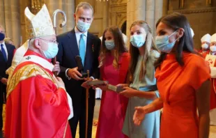 El Arzobispo de Santiago recibe a la Familia Real de España en la Catedral de Santiago de Compostela. Crédito: Arzobispado de Santiago de Compostela 