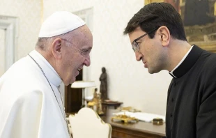 El Papa Francisco con el Obispo Raimo Goyarrola Crédito: Vatican Media