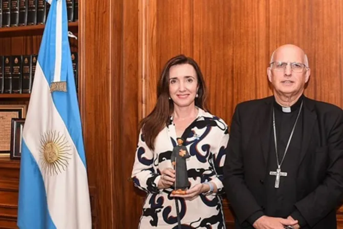 Mons. Santiago Olivera con la Vicepresidente Villarruel