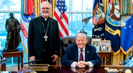 Mons. Paul Coakley y Donald Trump.