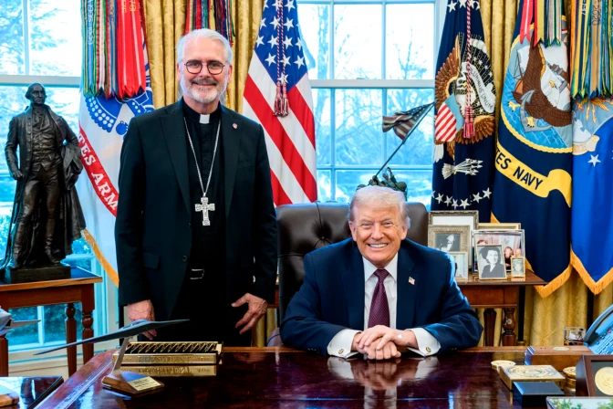 Mons. Paul Coakley y Donald Trump.