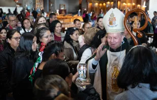 Mons. Cristobal Ascencio junto a peregrinos de la diócesis de Apatzingán. Cortesía de Insigne Nacional Basílica de Guadalupe