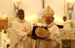 A la izquierda: Mons. Francesco Patton, Custodio de Tierra Santa. A la derecha: Mons. Hanna Jallouf. Crédito: Cortesía de Mons. Hanna Jallouf.