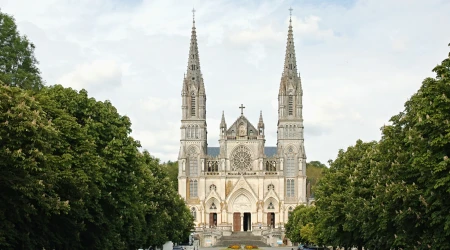 Santuario de de Nuestra Señora de Montligeon en Francia.