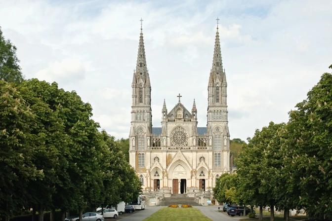 Santuario de de Nuestra Señora de Montligeon en Francia.