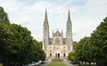 Santuario de de Nuestra Señora de Montligeon en Francia.