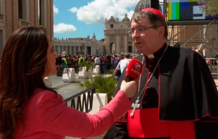Montse Alvarado, presidenta y directora de operaciones de EWTN News, entrevista al Cardenal Christoph Pierre. Crédito: EWTN.