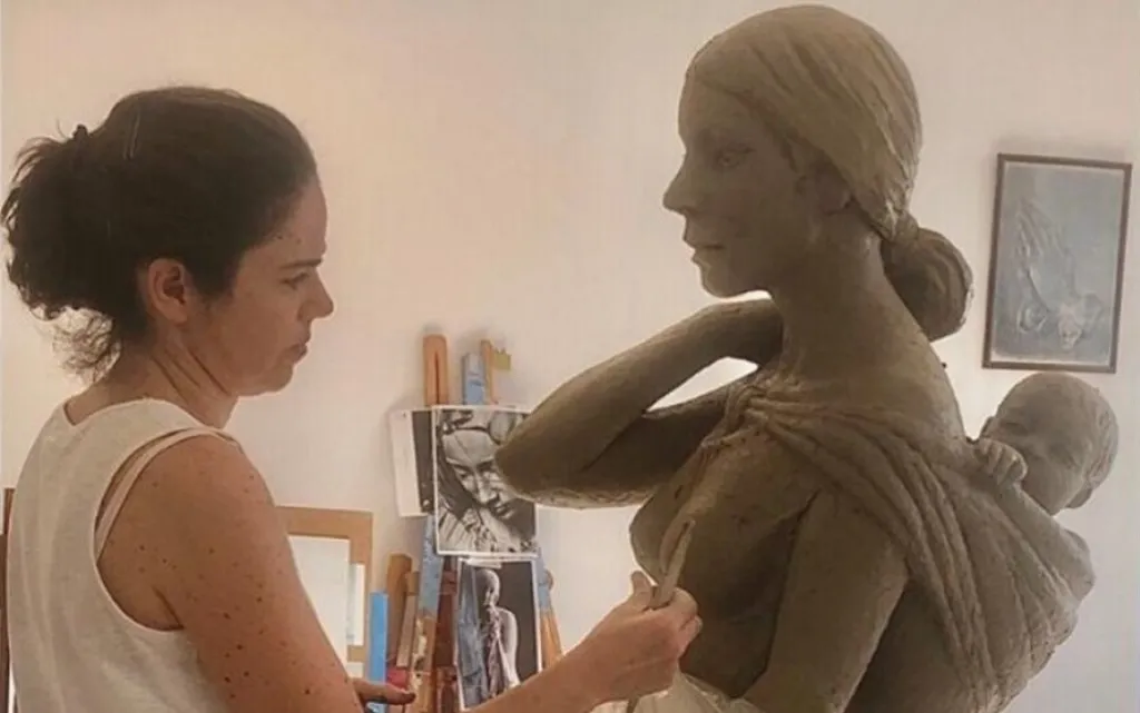 La escultora Constanza Gavira, ultimando su escultura inaugurada el 25 de marzo de 2024 en Mairena del Alcor (Sevilla, España).?w=200&h=150