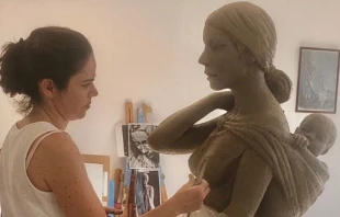 La escultora Constanza Gavira, ultimando su escultura inaugurada el 25 de marzo de 2024 en Mairena del Alcor (Sevilla, España). Crédito: J. Gavira / Provida Mairena del Alcor.