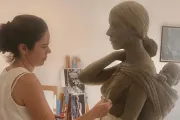 La escultora Constanza Gavira, ultimando su escultura inaugurada el 25 de marzo de 2024 en Mairena del Alcor (Sevilla, España).