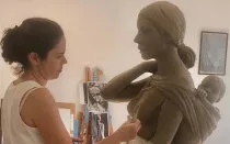 La escultora Constanza Gavira, ultimando su escultura inaugurada el 25 de marzo de 2024 en Mairena del Alcor (Sevilla, España).