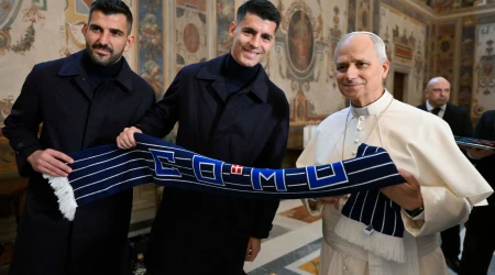 Álvaro Morata y Mauro Vigorito junto al Papa León XIV el 19 de enero