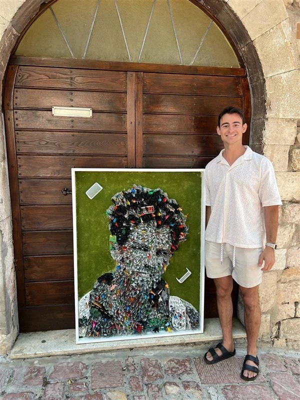 Johnny Vrba con su retrato de Carlo Acutis en Asís, Italia. Crédito: Foto cortesía de Johnny Vrba.