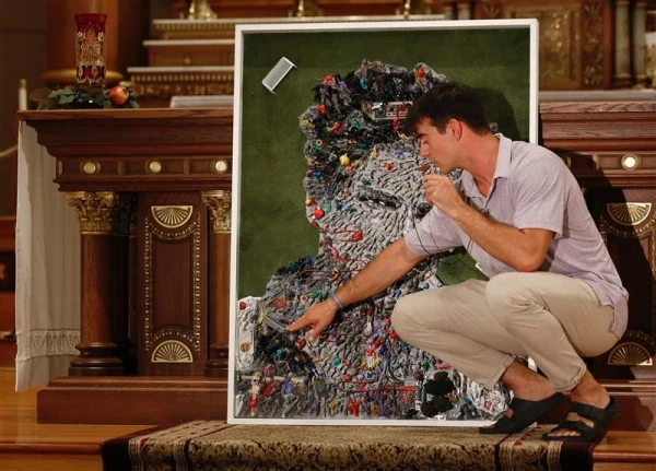 El artista Johnny Vrba presenta la obra comisionada por Carlo Acutis a los niños de la parroquia de San Carlo Acutis en Chicago. Crédito: Foto cortesía de Chicago Catholic.