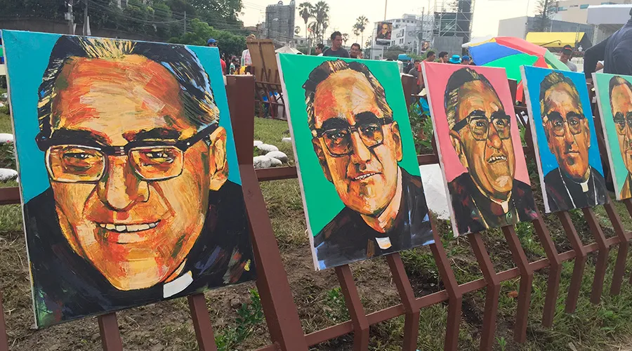 Algunos cuadros con el rostro Mons. Romero en San Salvador en el día de la beatificación. Foto David Ramos / ACI Prensa