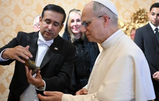 El embajador le regaló a León XIV una representación de el Cristo de la Misericordia Crédito: Vatican Media