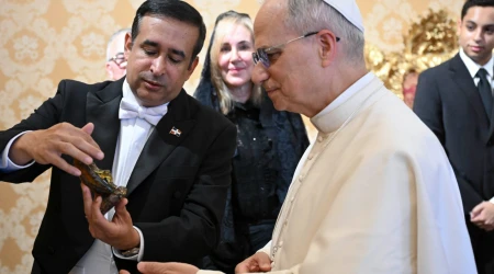 El embajador le regaló a León XIV una representación de el Cristo de la Misericordia