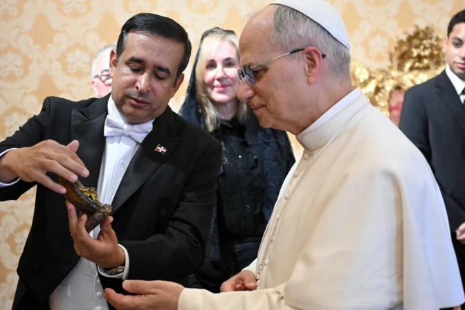 El embajador le regaló a León XIV una representación de el Cristo de la Misericordia