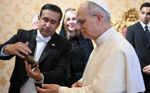 El embajador le regaló a León XIV una representación de el Cristo de la Misericordia