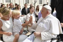 El Papa Francisco saluda a los fieles después de la Audiencia General del 13 de septiembre de 2023
