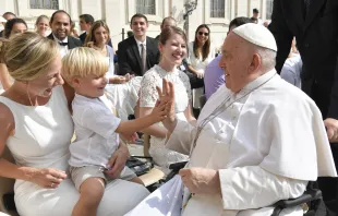 El Papa Francisco saluda a los fieles después de la Audiencia General del 13 de septiembre de 2023 Vatican Media