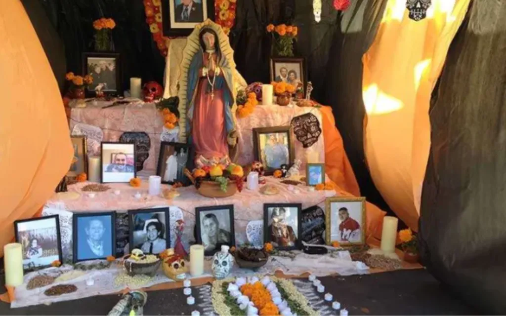 Tradicional altar de muertos con imagen de la Virgen de Guadalupe.?w=200&h=150