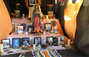 Tradicional altar de muertos con imagen de la Virgen de Guadalupe. Crédito: Flickr de Ray B (CC BY 2.0)