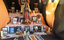 Tradicional altar de muertos con imagen de la Virgen de Guadalupe.