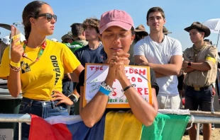 Imagen referencial de mujer rezando en la JMJ. Cru00e9dito: Almudena M-B/ACI Prensa 