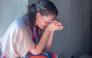 Imagen referencial de mujer en oraciu00f3n. Cru00e9dito: Daniel Ibu00e1u00f1ez/ACI Prensa 