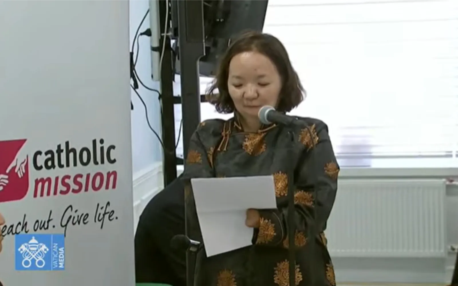 Lucia Otgongerel, una mujer laica de Mongolia que carece de brazos y piernas, comparte su testimonio de fe al Papa Francisco, el 4 de septiembre de 2023.?w=200&h=150