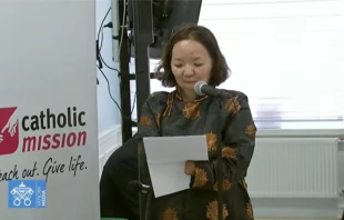 Lucia Otgongerel, una mujer laica de Mongolia que carece de brazos y piernas, comparte su testimonio de fe al Papa Francisco, el 4 de septiembre de 2023. Crédito: Vatican Media
