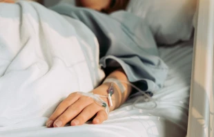 Imagen referencial de mujer postrada en cama de hospital. Crédito: Shutterstock