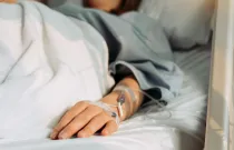 Imagen referencial de mujer postrada en cama de hospital.
