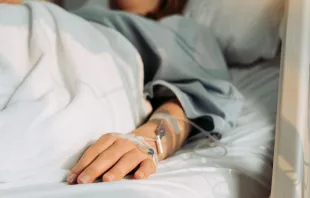 Imagen referencial de mujer postrada en cama de hospital. Crédito: Shutterstock