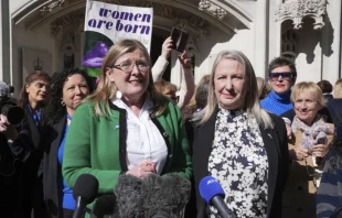 Susan Smith (izquierda) y Marion Calder, codirectoras de For Women Scotland, junto con activistas, celebran frente a la Corte Suprema del Reino Unido en Londres el miércoles 16 de abril de 2025, después de que se dictaminara que los términos "mujer" y "sexo" en la Ley de Igualdad se refieren a una mujer biológica y a su sexo biológico. Crédito: Press Association vía AP Images.