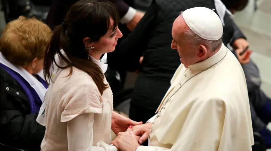 Papa Francisco sosteniendo la mano de una mujer en el Vaticano. Crédito: ACI Prensa?w=200&h=150