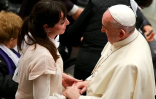 Papa Francisco sosteniendo la mano de una mujer en el Vaticano. Cru00e9dito: ACI Prensa 
